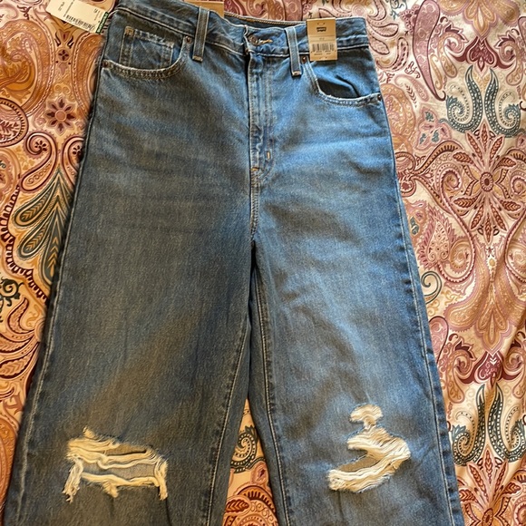 NWT Levi’s high waisted straight jean medium wash with rip at knees - Picture 6 of 11